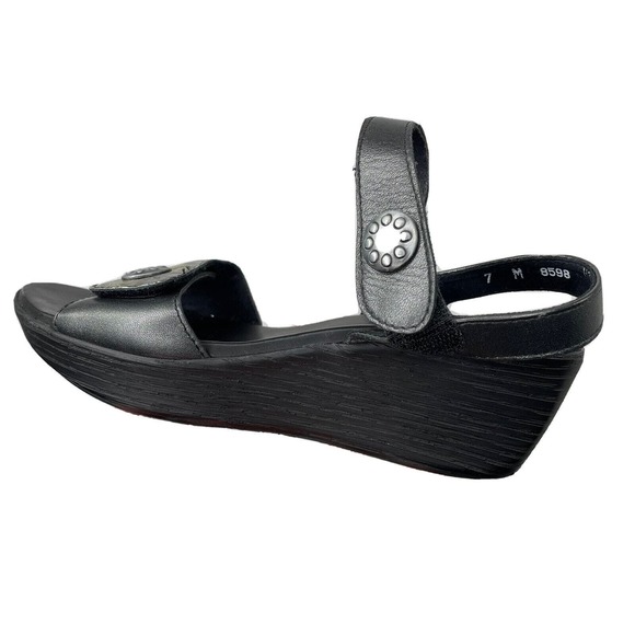 Munro Walking Wedge Womens Size 7 Black‎ Metallic Strappy Sandals Shoe - Picture 1 of 12